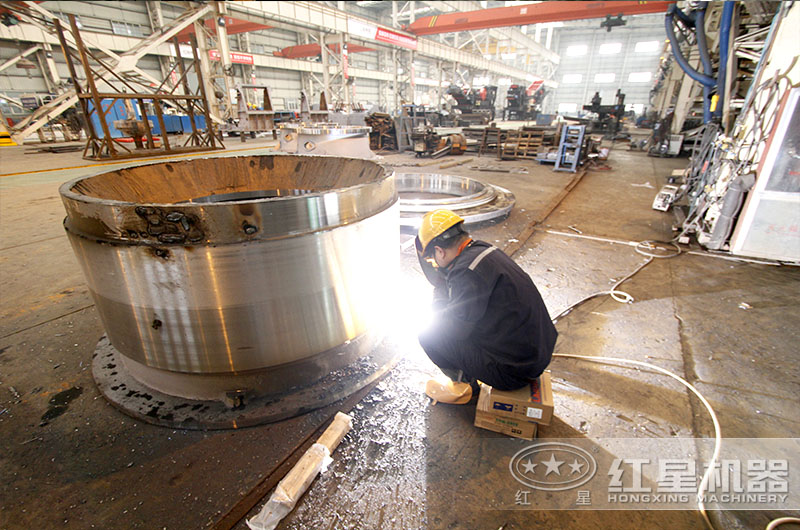 杏耀平台登录入口工人认真作业中 杏耀平台登录入口工人认真作业中