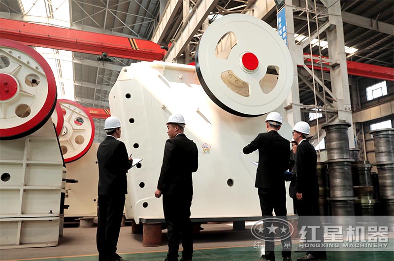 客户参观颚式破碎机生产车间 客户参观颚式破碎机生产车间