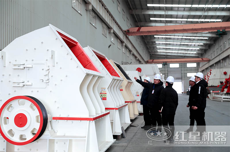 客户参观锤式破碎机 客户参观锤式破碎机