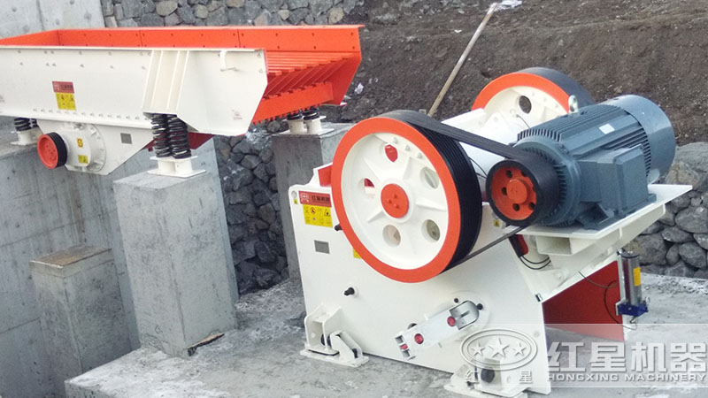 生产线中的颚式破碎机 生产线中的颚式破碎机